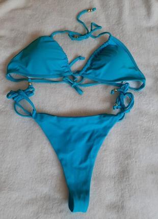 Купальник зі стрінгами.