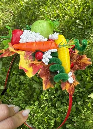 Обруч на праздник осени с овощами и фруктами