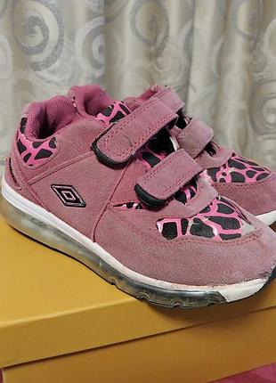 Зручні брендові кросівки umbro