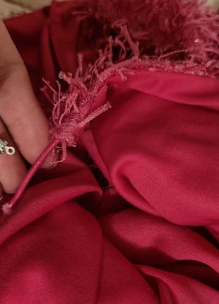 Миниатюрное розовое мини-платье с блестками из искусственных перьев10 фото
