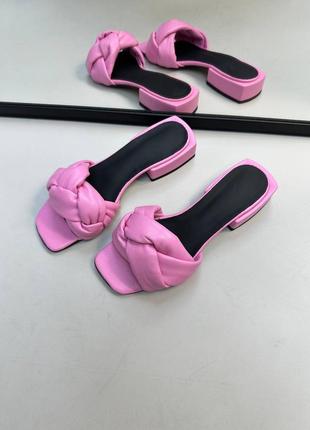 Нежные розовые барби шлепанцы с плетением на низком каблуке4 фото