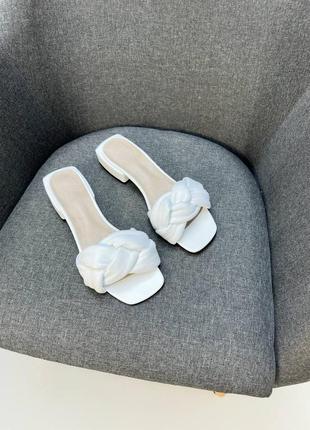 Молочні білі шкіряні шльопанці на низькому каблуку5 фото