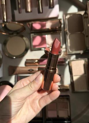 Помада charlotte tilbury matte revolution lipstick