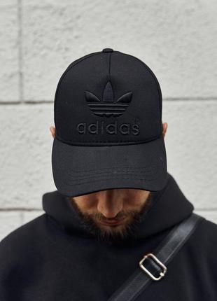 Мужская черная кепка adidas с вышитым лого