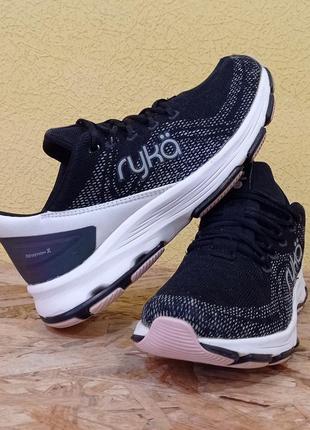 Кросівки жіночі