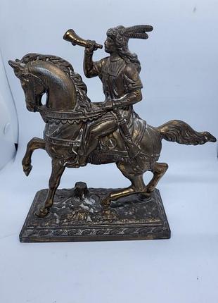 Статуетка дерев'яної війни на коні