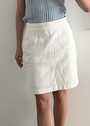 Біла спідниця міді