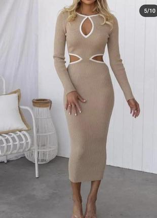 Пісочно- бежева трикотажна сексуальна сукня bodycon з вирізами та довгими рукавами. білий кант по горловини та боковим вирізам