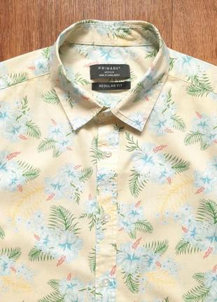 Теніска світло-жовта primark regular (англія) m c блакитними квітами.