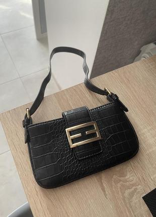 Стильна маленька чорна сумочка