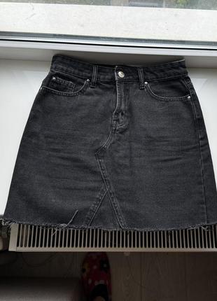 Спідниця джинсова чорна з необробленим краєм міні