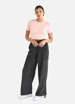 Женская укороченная розовая футболка nike nsw air crop