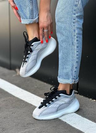 Шикарні стильні жіночі кросівки