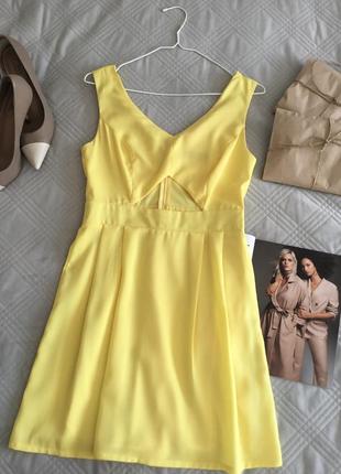 Яркое желтое платье интересного кроя