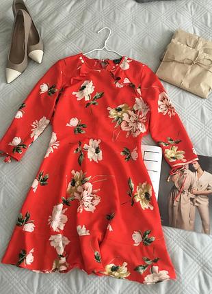 Красивое легкое платье с открытой спиной и оборками