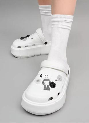Белые женские кроксы сабо на толстой подошве с джибитсами, crocs