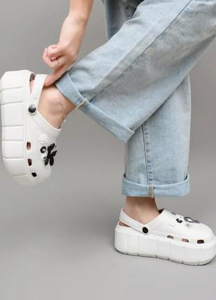 Белые женские кроксы сабо на толстой подошве с джибитсами, crocs