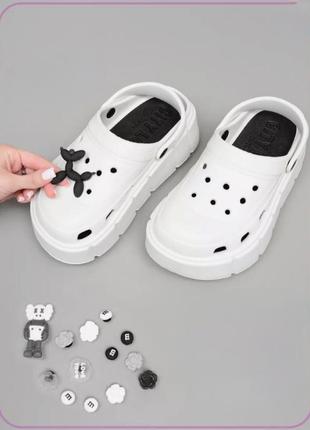 Белые женские кроксы сабо на толстой подошве с джибитсами, crocs