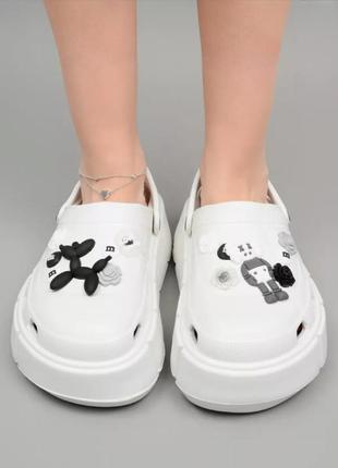 Белые женские кроксы сабо на толстой подошве с джибитсами, crocs