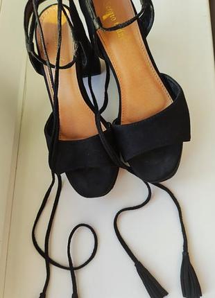 Босоножки на каблуке, на шнуровке  ,под замшу, размер 39