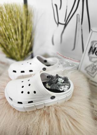 Белые женские кроксы сабо на толстой подошве с джибитсами, crocs