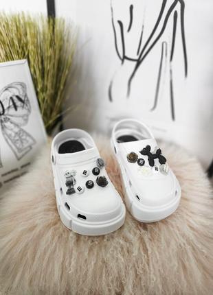 Белые женские кроксы сабо на толстой подошве с джибитсами, crocs
