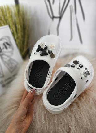 Белые женские кроксы сабо на толстой подошве с джибитсами, crocs