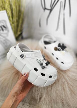 Белые женские кроксы сабо на толстой подошве с джибитсами, crocs