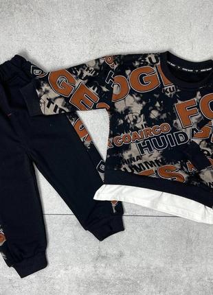 Стильный костюм для мальчика два цвета кофта и штаны, граффити надписи очень модно