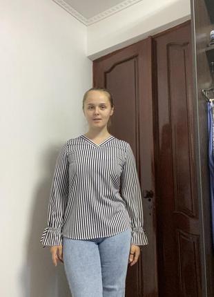 Женская блузка с длинным рукавом в сине-белую полоску