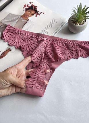 Бесшовные бразилианы на завышенную посадку с кружевом сзади 😍