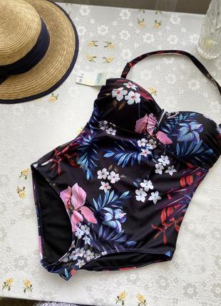 Актуальний суцільний купальник