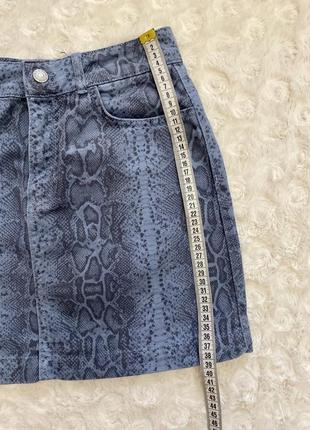 Спідниця джинсова зі зміїним принтом.3 фото