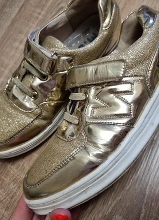 Кроссовки  золотые