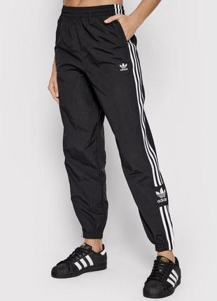 Спортивні штани плащівка карго чорні з лампасами adidas