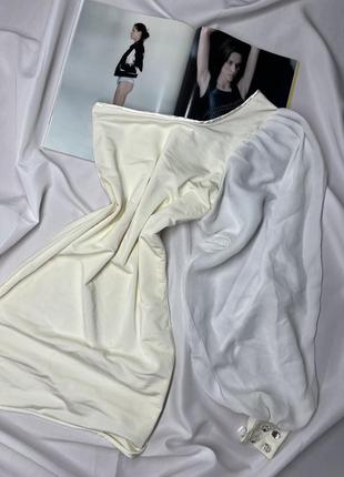 Нежное молочное платье на одно плеч3 фото