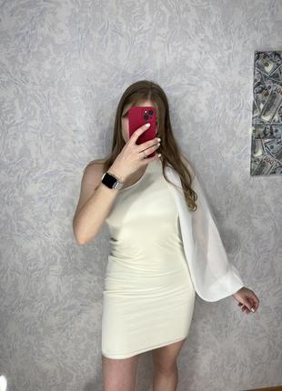 Нежное молочное платье на одно плеч6 фото