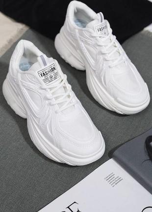 Кросівки білі жіночі