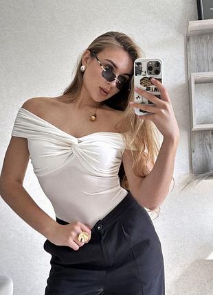 Боди с открытыми плечами
