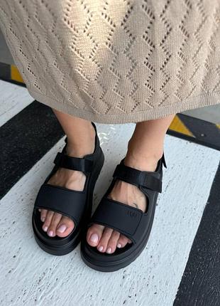 Крутезные сандалии ugg goldenglow sandals black