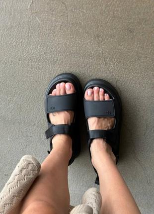 Крутезные сандалии ugg goldenglow sandals black