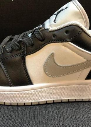 Жіночі кросівки nike jordan шкіряні чорно-білі ()