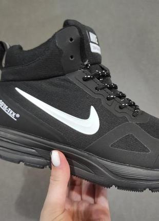 Женские подростковые зимние кроссовки nike водоотталкивающая ткань с мехом черные с белым р 36-41