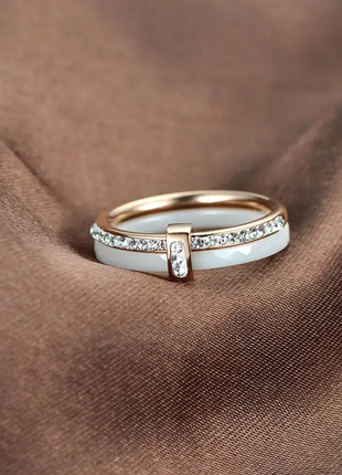 Керамическое женское белое кольцо с кристаллами код 19213 фото