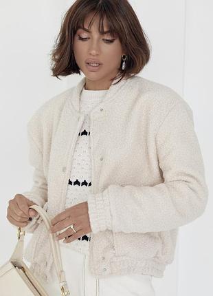 Жіноча куртка з букле на кнопках