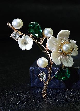 Елегантна золотиста брошка з квітами