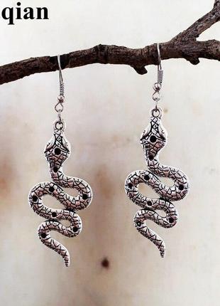 Сріблясті сережки у вигляді змій