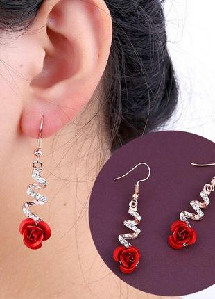 Золотистые серьги с камнями и красным цветком