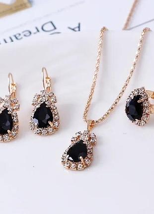 Комплект біжутерії з зеленими камінцями