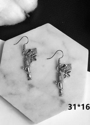 Сріблясті сережки у вигляді пістолетів